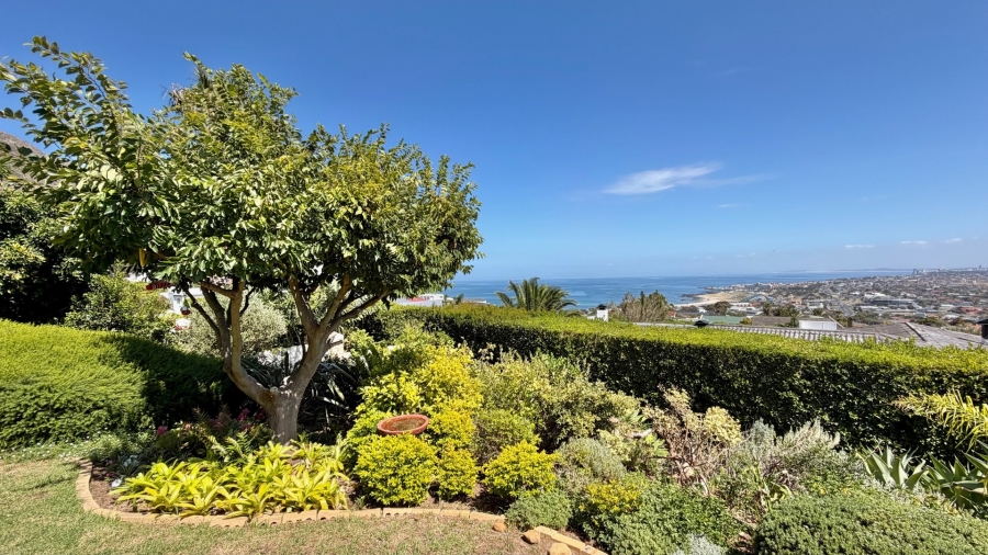 5 Bedroom Property for Sale in Mountainside Western Cape